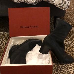Donald Pliner size 8 Napa leather stretch boot